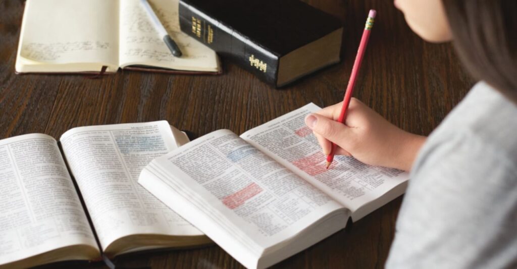 young women scriptures stuyding pencils 1024x533 - É Tempo de Viver as Promessas de Deus
